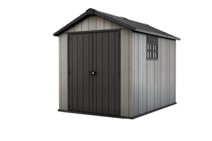 Vue extérieure de l'abri gris placé dans un jardin près d'une terrasse