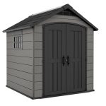 Vue générale de l'abri DOMUS installé dans un jardin avec portes fermées et finition gris effet bois