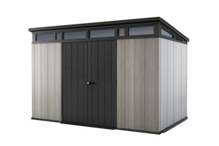 Vue frontale de l'abri gris installé dans un jardin avec porte fermée