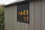 Vue d'ensemble avec portes fermées et environnement paysager