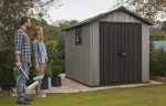 Plan rapproché sur la texture effet bois de la paroi en résine