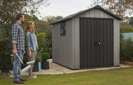 Plan rapproché sur la texture effet bois de la paroi en résine