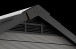 Détail de la paroi et des fenêtres intégrées montrant la texture effet bois