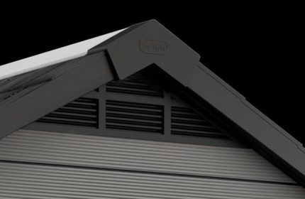 Détail de la paroi et des fenêtres intégrées montrant la texture effet bois