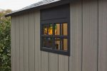 Abri positionné à côté de mobilier de jardin en situation réelle