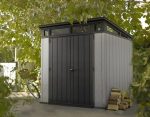 Rangement intérieur avec étagères et outils suspendus