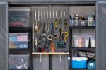 Intérieur de l'abri montrant l'espace de rangement disponible