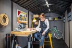Intérieur lumineux avec fenêtres et espace pour outils