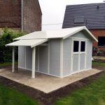 Intérieur de l'abri avec lumière naturelle et espace de rangement
