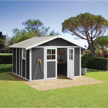 Vue extérieure de l'abri PVC gris foncé posé dans un jardin avec porte fermée