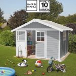 Façade de l'abri en PVC gris clair avec double porte et bardage blanc