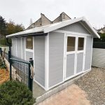 Abri en situation dans un jardin familial avec fleurs