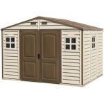 Vue d'ensemble de l'abri PVC installé dans un jardin avec porte fermée