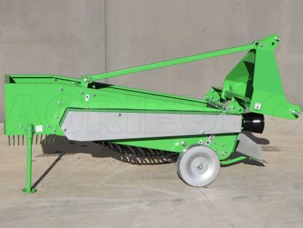 Gros plan sur le tapis en caoutchouc transportant des tubercules