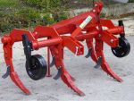 Angle avant du décompacteur avec roues en acier visibles