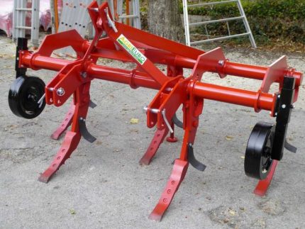 Décompacteur posé sur une remorque, vue d'ensemble latérale