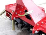 Fraise installée sur un tracteur, vue arrière
