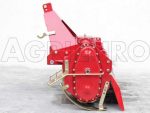 Fraise rotative avec rotor visible et bâti sur sol agricole