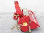 Fraise rotative montée sur tracteur en démonstration sur champ