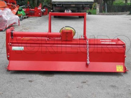 Fraise rotative en gros plan montrant la peinture et la finition de la carrosserie