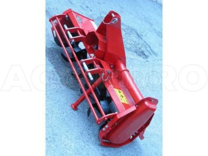 Vue latérale de la fraise rotative montée sur un attelage de tracteur