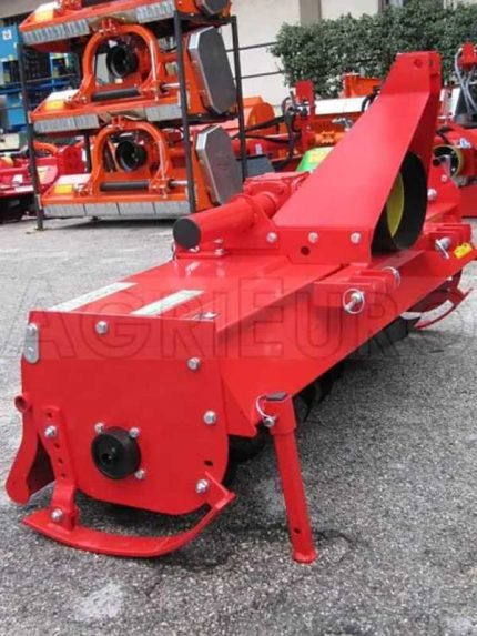 Fraise montée sur tracteur vue de trois quarts montrant le châssis et les outils