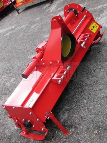 Détail du rotor et des lames de la fraise prêts à travailler la terre