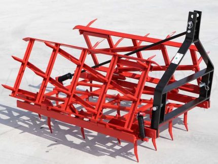 Vue latérale de la herse posée sur sol, détail de la structure