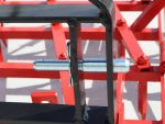 Gros plan des dents en acier trempé sur sol pierreux