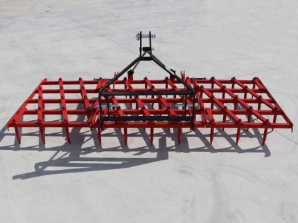 Photo de la herse sur fond blanc montrant la largeur et le cadre
