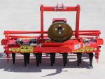 Herse rotative posée au sol, vue latérale