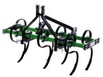 Vibroculteur en champ émiettant les mottes de terre